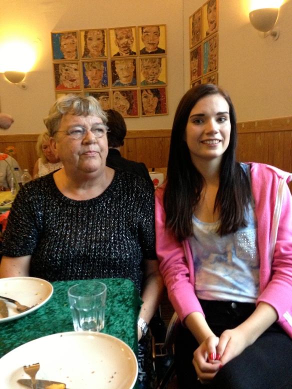 Min mormor og mig til dimissionen. :D Ja det bedste billede af dem der blevet taget af os , lidt svært at vide hvor man skal kigge hen når flere vil have billeder :D