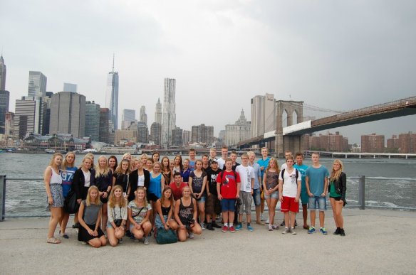 Gruppe billede ved brooklyn bridge