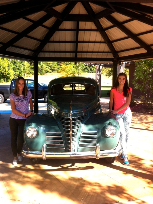 Nathalie og mig foran en kopi af Elvis's bil
